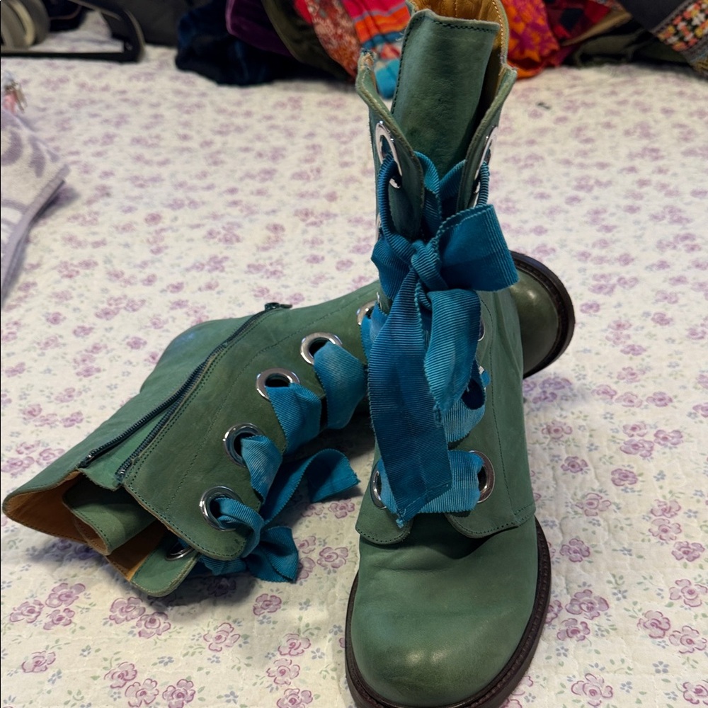 John Fluevog Green Leather Lace-Up Boots with Teal Ribbon Laces - Picture 7 of 7